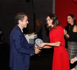 Su Majestad la Reina hace entrega del Premio Nacional Honorífico a la Gran Empresa del Sector de la Moda a Camper, recoge el premio Miguel Fluxá, cons