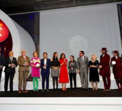 Su Majestad la Reina junto a los premiados de la V edición de los Premios Nacionales de la Industria de la Moda