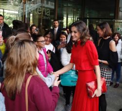 A la salida del Museo del Traje, Doña Letizia recibe el saludo de unas alumnas del IES Renacimiento 