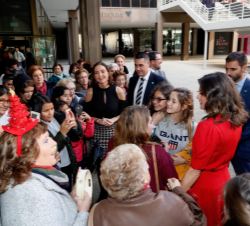Doña Letizia conversa con unas alumnas del IES Renacimiento a su salida del Museo del Traje