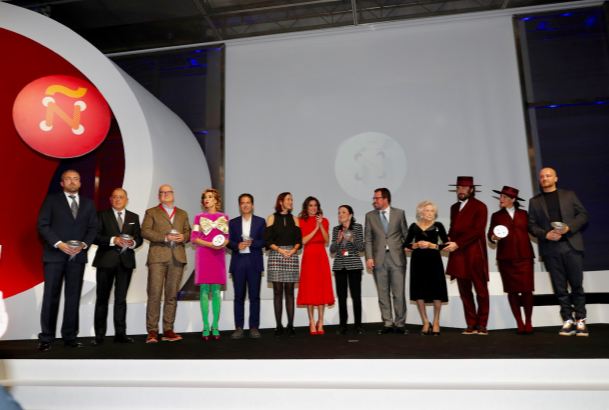Su Majestad la Reina junto a los premiados de la V edición de los Premios Nacionales de la Industria de la Moda