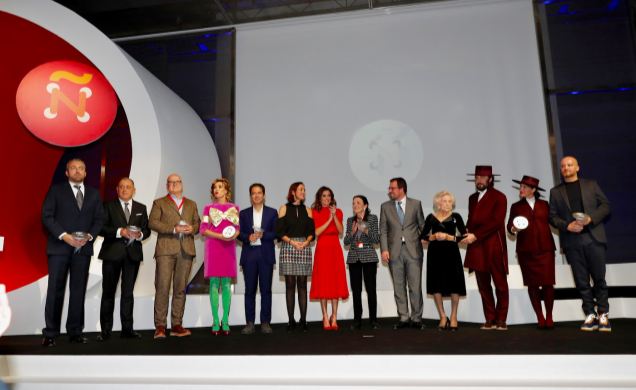 Su Majestad la Reina junto a los premiados de la V edición de los Premios Nacionales de la Industria de la Moda