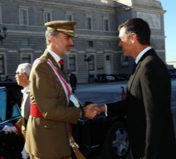 Su Majestad el Rey a su llegada recibe el saludo del presidente del Gobierno, Pedro Sánchez