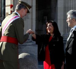 Su Majestad el Rey recibe el saludo de la ministra de Defensa, Margarita Robles
