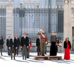 Sus Majestades los Reyes en la Plaza de la Armería del Palacio Real recibiendo los Honores Militares