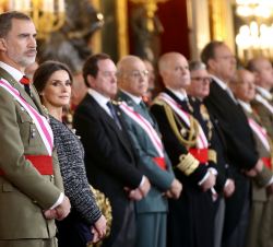 Sus Majestades los Reyes en el Salón del Trono durante la intervención de la ministra de Defensa