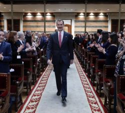 Don Felipe a su entrada al salón de actos de la sede de la Real Academia Española