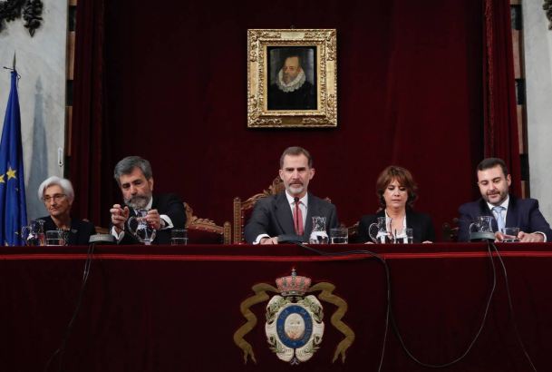 Don Felipe acompañado por el presidente del Tribunal Supremo y del Consejo General del Poder Judicial, la ministra de Justicia, la Fiscal General del Estado, y el director de la Escuela Judicial
