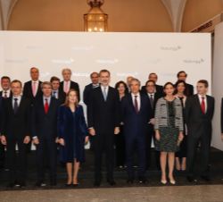 Fotografía de grupo de Su Majestad el Rey con las autoridades y el Consejo de Administración y Comité de Dirección de Naturgy