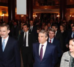Su Majestad el Rey a su llegada al Teatro Real