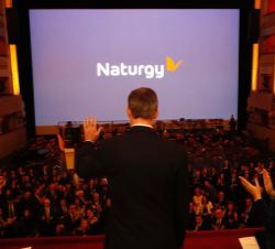 Su Majestad el Rey saluda a los asistentes al concierto a su llegada al Teatro Real