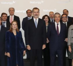 Fotografía de grupo de Su Majestad el Rey con las autoridades y el Consejo de Administración y Comité de Dirección de Naturgy 