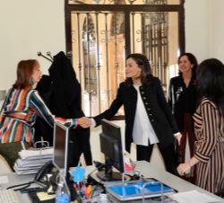 Su Majestad la Reina recibe el saludo de personal de la FAD durante el recorrido de las instalaciones