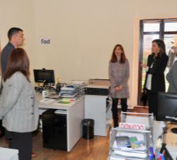 Doña Letizia conversa con el personal durante la visita a las instalaciones de la FAD