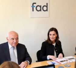 Su Majestad la Reina junto al presidente de la FAD durante la reunión de trabajo
