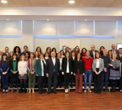 Su Majestad la Reina en la foto de grupo con el personal de la FAD y asistentes a la reunión de trabajo