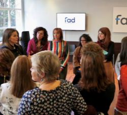 Su Majestad la Reina conversa con miembros de la FAD tras la reunión