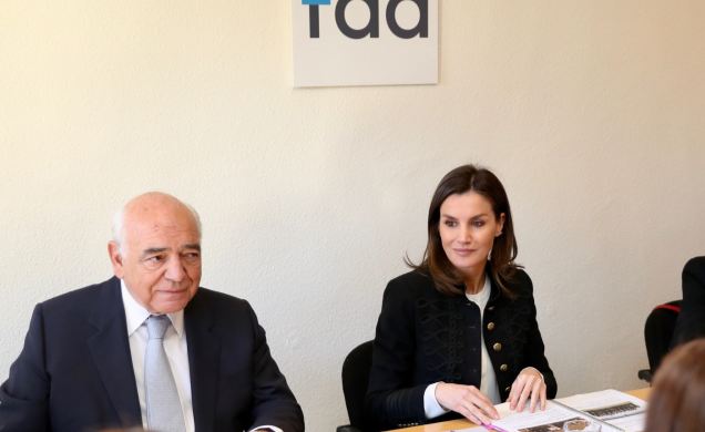 Su Majestad la Reina junto al presidente de la FAD durante la reunión de trabajo