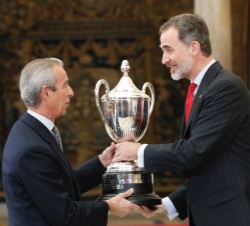 Su Majestad el Rey entrega el Premio Rey Felipe, al director general adjunto a la Presidencia de Telefónica, Francisco de Bergia en representación del