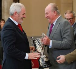 Su Majestad el Rey Don Juan Carlos entrega el Premio Rey Juan Carlos, a Edorta Rahm padre del golfista Jon Rahm