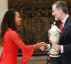 Su Majestad el Rey entrega el Premio Princesa Leonor, a la atleta María Vicente