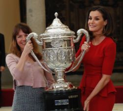 Su Majestad la Reina entrega el Premio Infanta Sofía, a la presidenta de la Fundación A La Par, Almudena Martorell