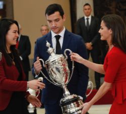 Su Majestad la Reina entrega la Copa Barón de Güell, a los capitanes de las selecciones masculina y femenina de Hockey Patines, Pau Bargalló y Natasha