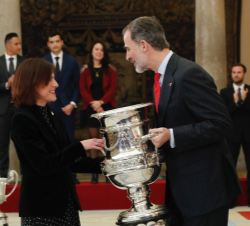 Su Majestad el Rey entrega la Copa Stadium, a la directora de la Fundación Trinidad Alfonso, Elena Tejedor
