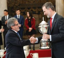 Su Majestad el Rey entrega el Trofeo Joaquín Blume, al director del IES Ortega y Gasset de Madrid, Francisco Benito