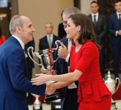 Su Majestad la Reina entrega el Premio Nacional a las Artes y las Ciencias Aplicadas al Deporte, a los guionistas y directores de cine Javier Fesser y