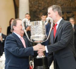 Su Majestad el Rey entrega el Premio Nacional Francisco Fernández Ochoa, al ex entrenador y ex presidente de la Real Federación Española de Balonmano,