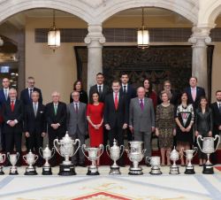 Fotografía de grupo de Sus Majestades los Reyes, Sus Majestades los Reyes Don Juan Carlos y Doña Sofía, las autoridades asistentes al acto y los galar