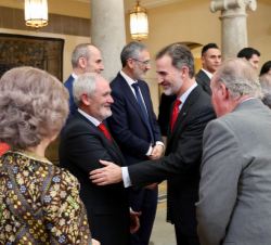 Su Majestad el Rey y Sus Majestades Don Juan Carlos y Doña Sofía conversan con los galardonados