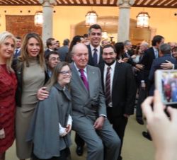 Su Majestad el Rey Don Juan Carlos con los protagonistas de la película Campeones, tras la entrega de los premios