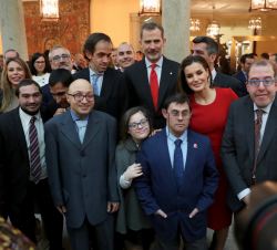 Sus Majestades los Reyes con los protagonistas de la película Campeones, tras la entrega de los premios