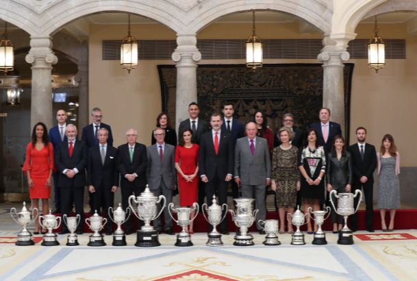 Fotografía de grupo de Sus Majestades los Reyes, Sus Majestades los Reyes Don Juan Carlos y Doña Sofía, las autoridades asistentes al acto y los galar