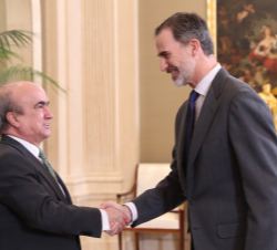 Su Majestad el Rey recibe el saludo del secretario general de la Organización de Estados Iberoamericanos (OEI)