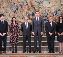 Su Majestad el Rey junto a los asistentes a la audiencia de la OEI