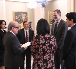 Don Felipe conversa con los asistentes a la audiencia de la Organización de Estados Iberoamericanos