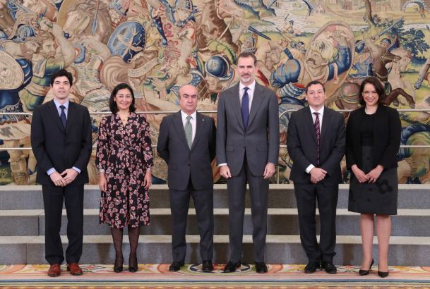 Su Majestad el Rey junto a los asistentes a la audiencia de la OEI