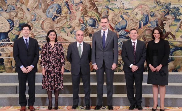 Su Majestad el Rey junto a los asistentes a la audiencia de la OEI