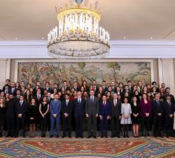 Fotografía de grupo de Su Majestad el Rey con los asistentes de las promociones de  alumnos del programa Inside 2017 y 2018