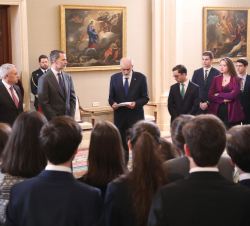 Su Majestad el Rey conversa con los asistentes a la audiencia de las pomociones de alumnos del Programa Inside 2017 y 2018