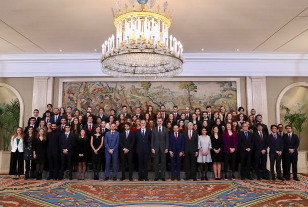 Fotografía de grupo de Su Majestad el Rey con los asistentes de las promociones de  alumnos del programa Inside 2017 y 2018