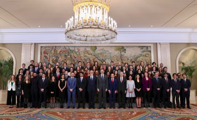Fotografía de grupo de Su Majestad el Rey con los asistentes de las promociones de  alumnos del programa Inside 2017 y 2018