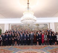 Fotografía de grupo de los asistentes a la audiencia de la última promoción de Notarios