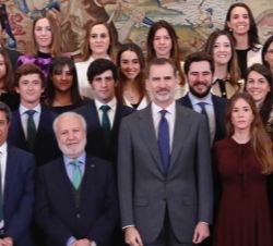 Su Majestad el Rey junto a los asistentes a la audiencia de la última promoción de Notarios