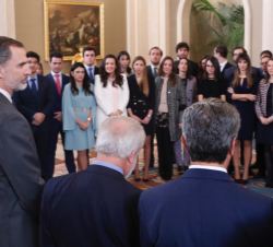 Su Majestad el Rey conversa con los asistentes de la última promoción de Notarios
