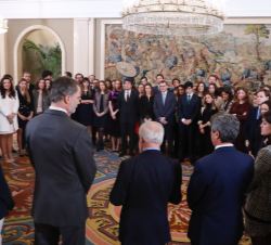 Don Felipe junto a los asistentes a la audiencia de la última promoción de Notarios