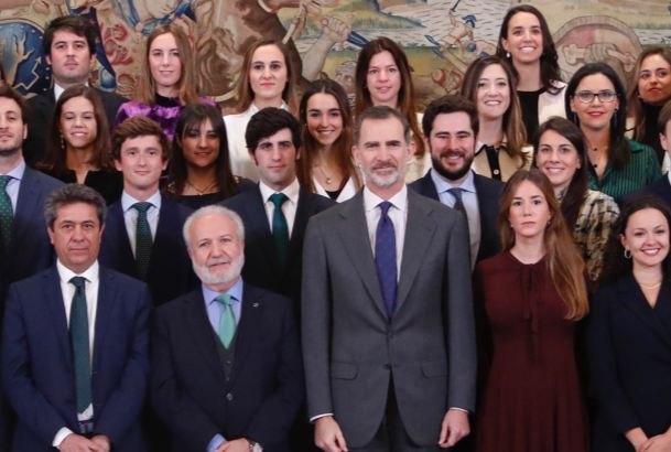 Su Majestad el Rey junto a los asistentes a la audiencia de la última promoción de Notarios
